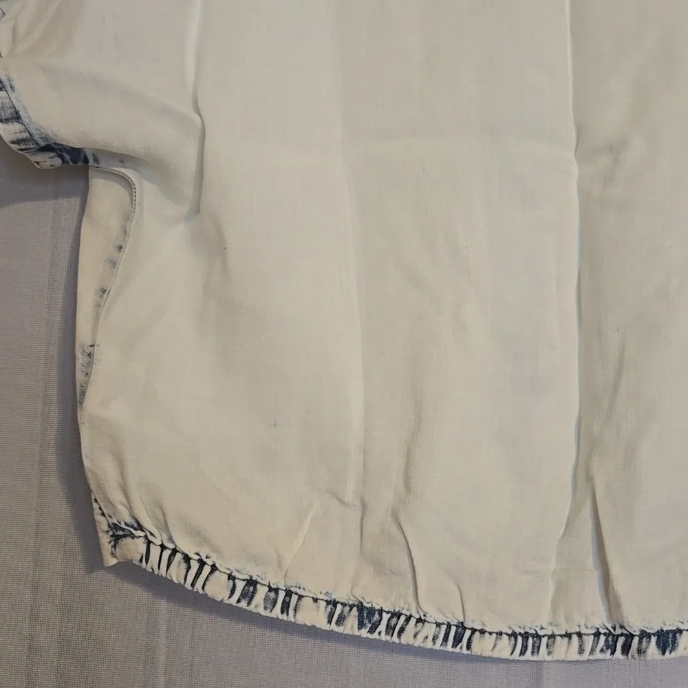 Kut from the Kloth Light Wash Cropped Button-Up Shirt Sz XS NWT - Picture 6 of 7